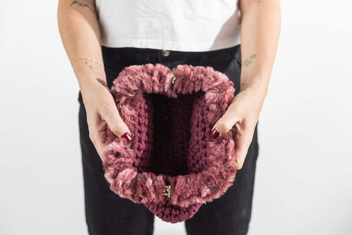 Borsa clic clac bordeaux con pellicciotto - media
