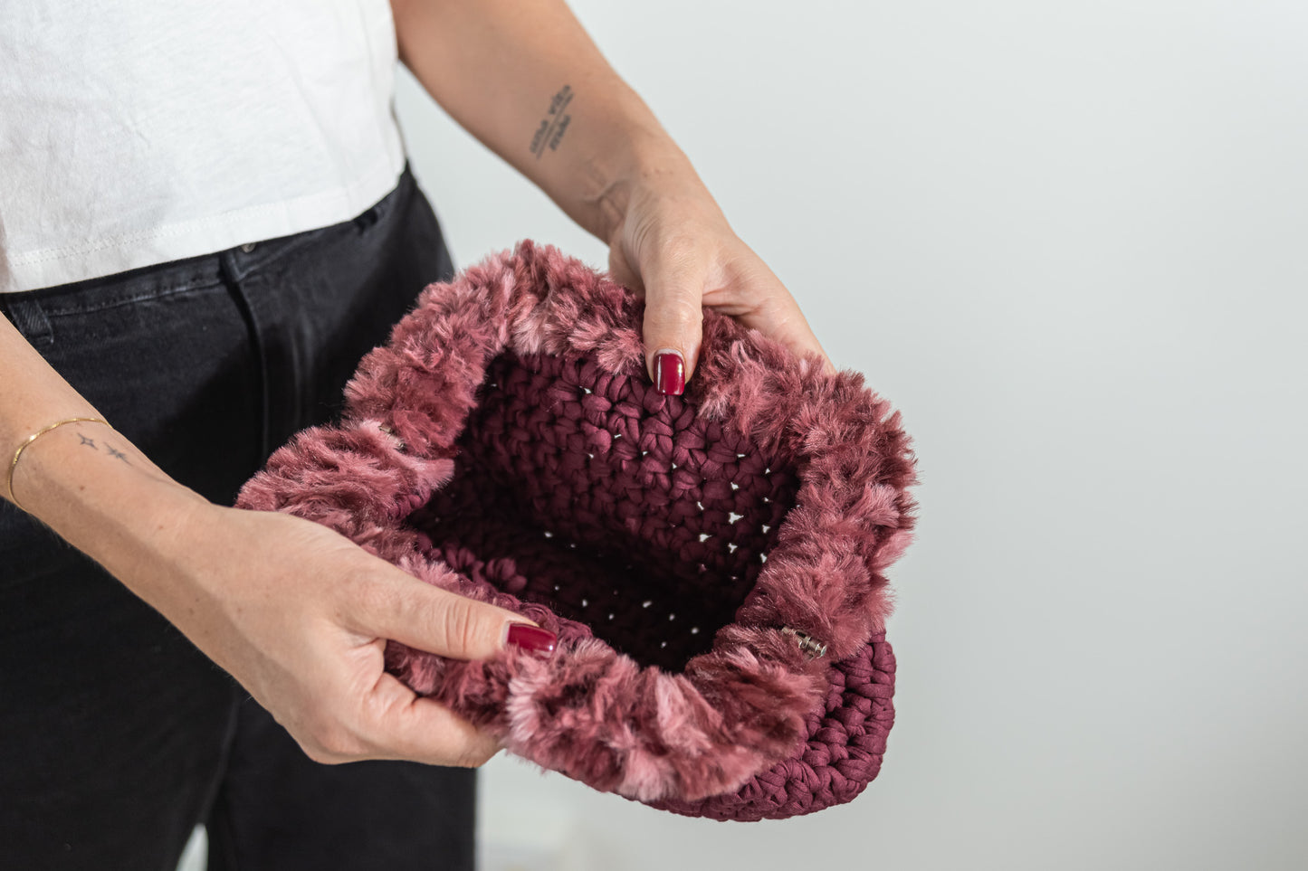 Borsa clic clac bordeaux con pellicciotto - media